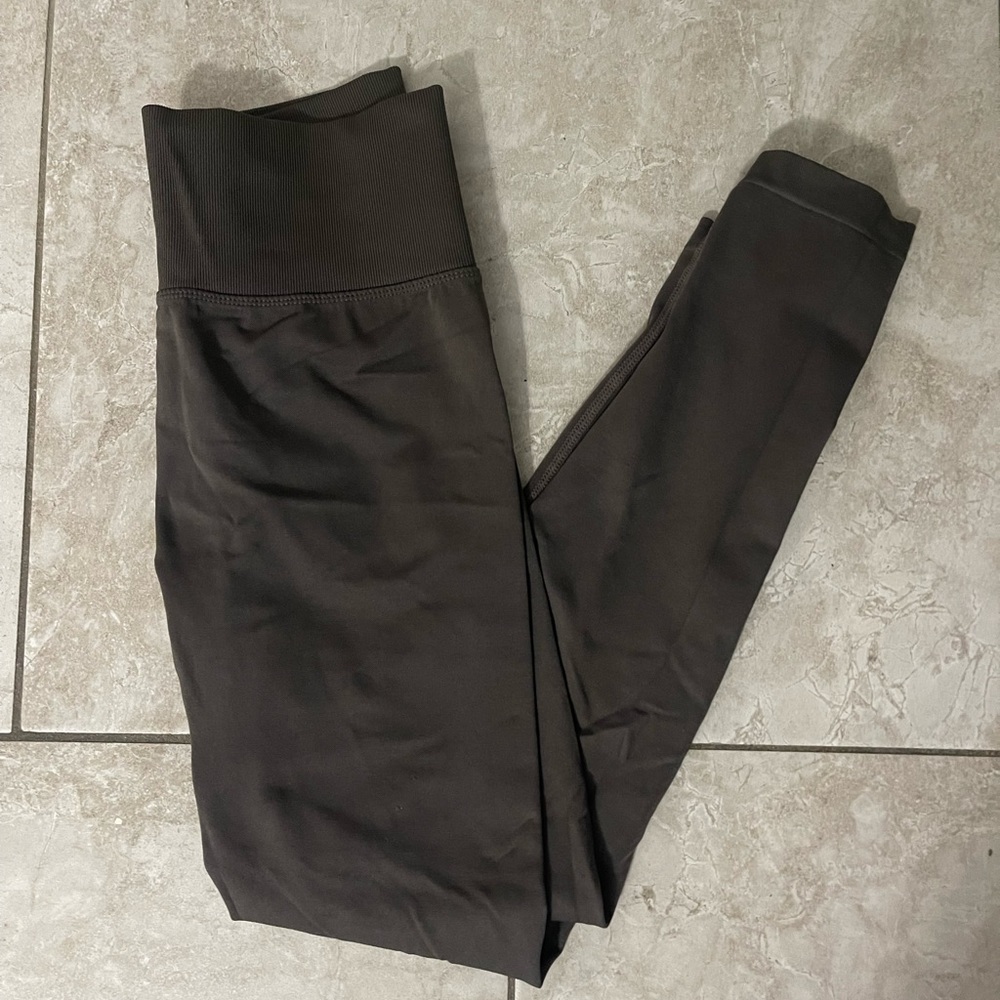 Dark Grey. Butt Scrunch workout leggings. Size M.